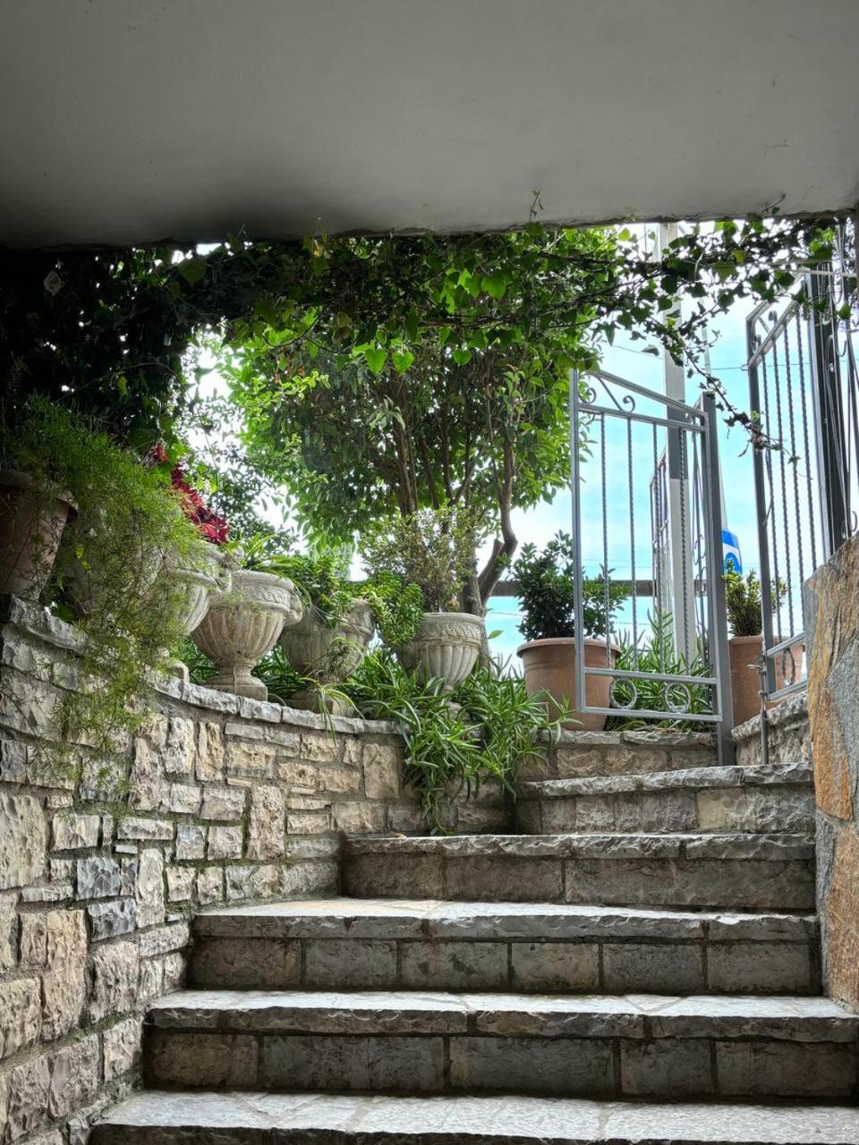 Guest House Adi Hoxha Берат Экстерьер фото